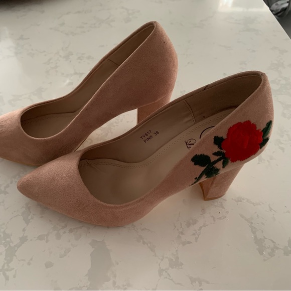 Size 7 embroidered heels - Picture 2 of 5